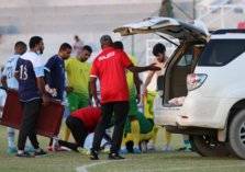 شاهد.. سقوط لاعب فوق أرضية الميدان ونقله بسيارة برادو تحدث ضجة في عُمان