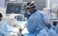في الإمارات .. "روبوت" يجري أول جراحة للعمود الفقري في الشرق الأوسط